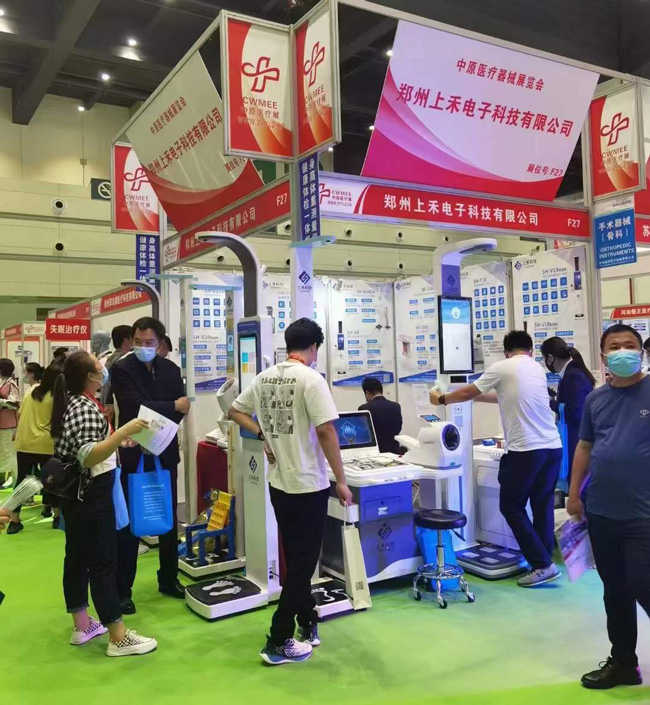 1-22092G43520295 为客户讲解设备